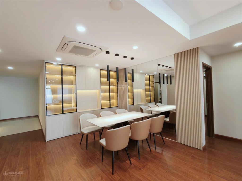 Chính chủ cho thuê căn 4 ngủ nổi bật dự án 200m2 full đồ nội thất mới view thành phố  0393 686 ***