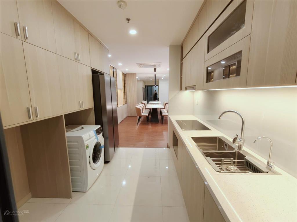 Chính chủ cho thuê căn 4 ngủ nổi bật dự án 200m2 full đồ nội thất mới view thành phố  0393 686 ***