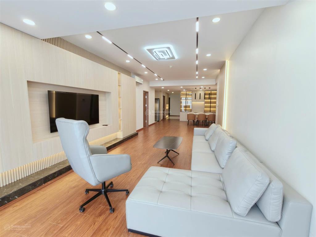 Chính chủ cho thuê căn 4 ngủ nổi bật dự án 200m2 full đồ nội thất mới view thành phố  0393 686 ***