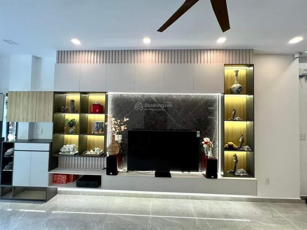 Giá tốt cho nhà đầu tư đ. hoa sứ, p2, phú nhuận,gía 3 tỷ 9 .dt 86m2/hđ thuê 29tr/tháng sổ riêng