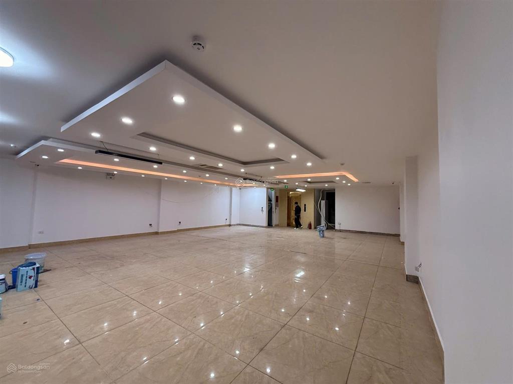 Chính chủ cho thuê văn phòng tại mặt phố tố hữu 150m2, 20 triệu, mặt tiền 10m siêu hot