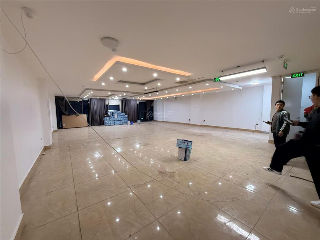 Chính chủ cho thuê văn phòng tại mặt phố tố hữu 150m2, 20 triệu, mặt tiền 10m siêu hot