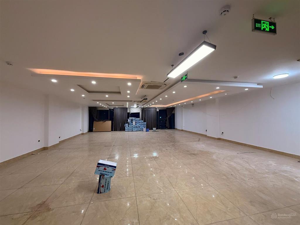 Chính chủ cho thuê văn phòng tại mặt phố tố hữu 150m2, 20 triệu, mặt tiền 10m siêu hot