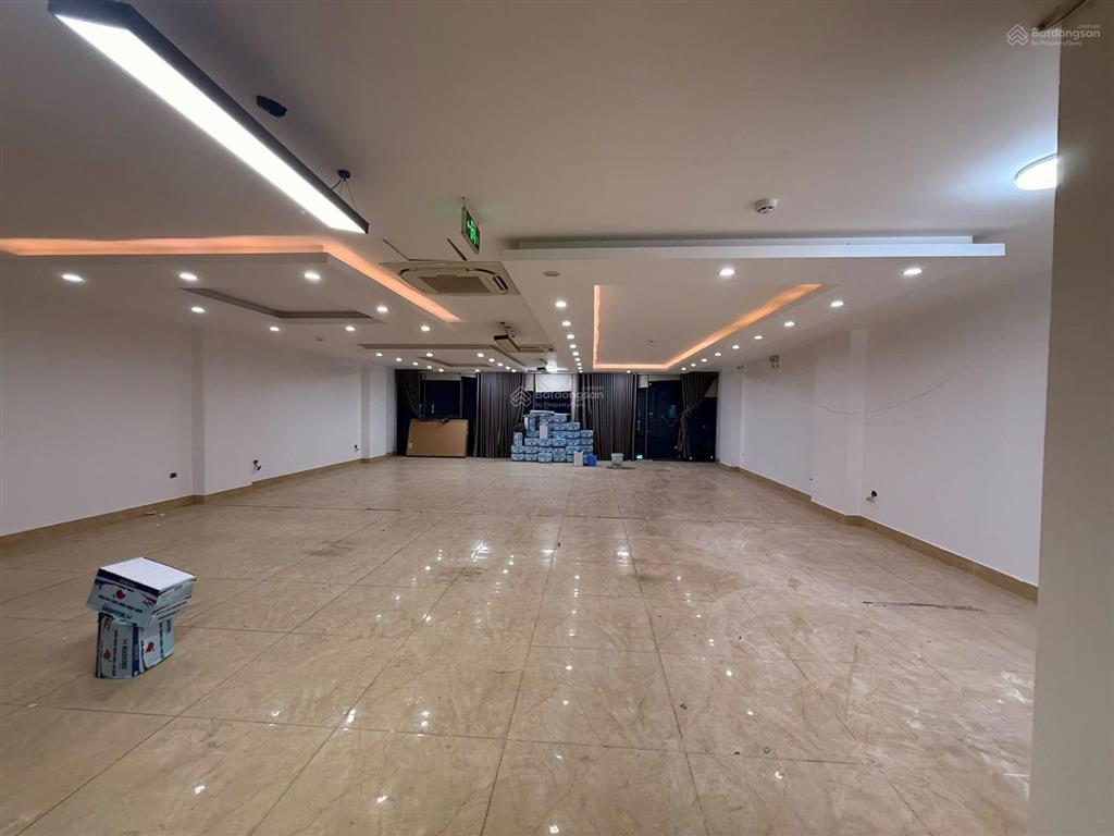 Chính chủ cho thuê văn phòng tại mặt phố tố hữu 150m2, 20 triệu, mặt tiền 10m siêu hot
