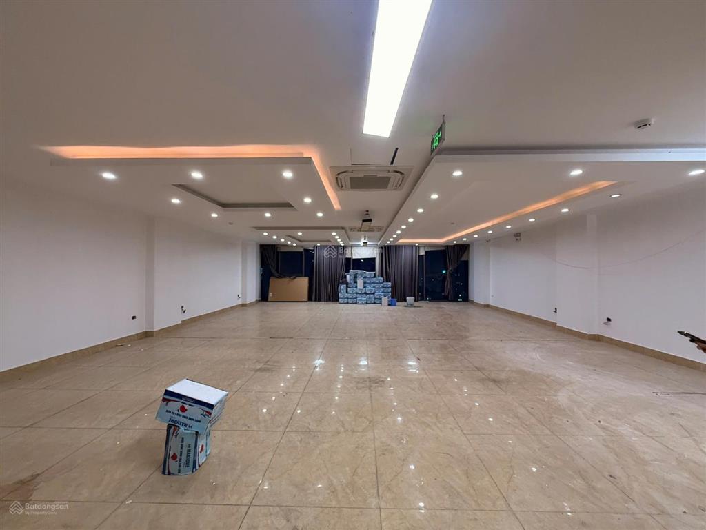 Chính chủ cho thuê văn phòng tại mặt phố tố hữu 150m2, 20 triệu, mặt tiền 10m siêu hot