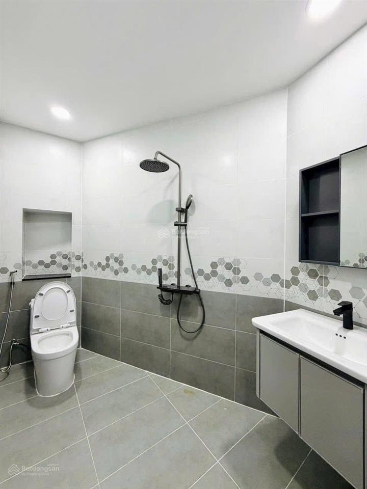 Bán gấp nhà dt 32,4m2 giá 1tỷ950 đường hoàng văn thụ p4 q.tân bình