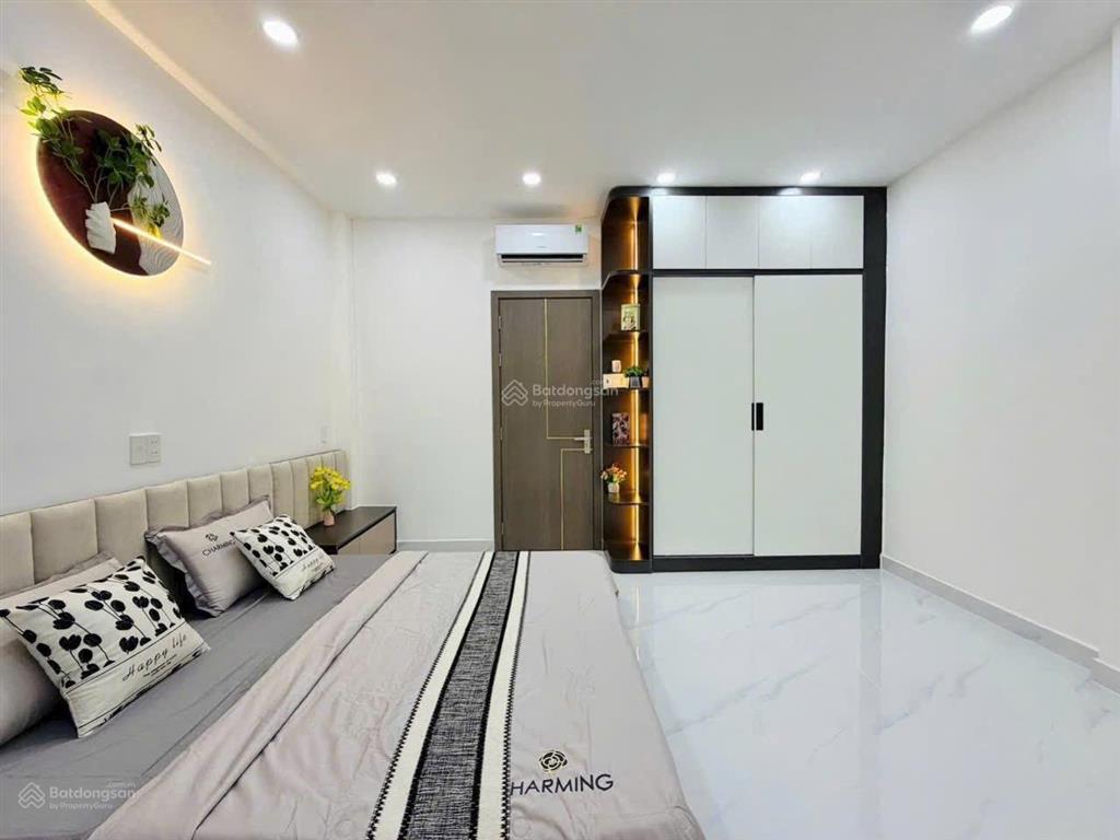 Bán gấp nhà dt 32,4m2 giá 1tỷ950 đường hoàng văn thụ p4 q.tân bình