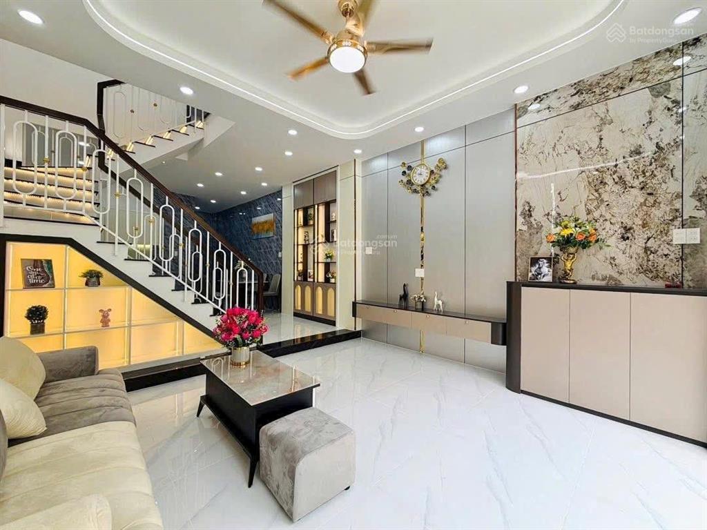 Bán gấp nhà dt 32,4m2 giá 1tỷ950 đường hoàng văn thụ p4 q.tân bình