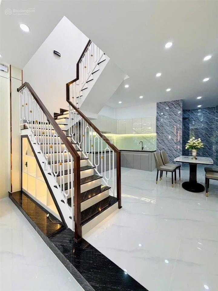 Bán gấp nhà dt 32,4m2 giá 1tỷ950 đường hoàng văn thụ p4 q.tân bình