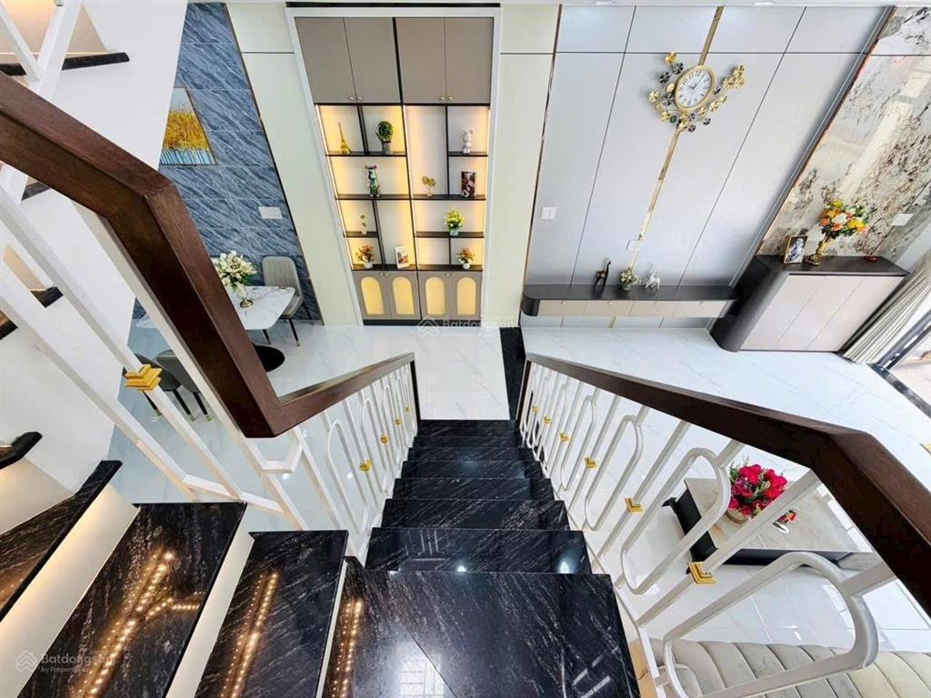 Bán gấp nhà dt 32,4m2 giá 1tỷ950 đường hoàng văn thụ p4 q.tân bình