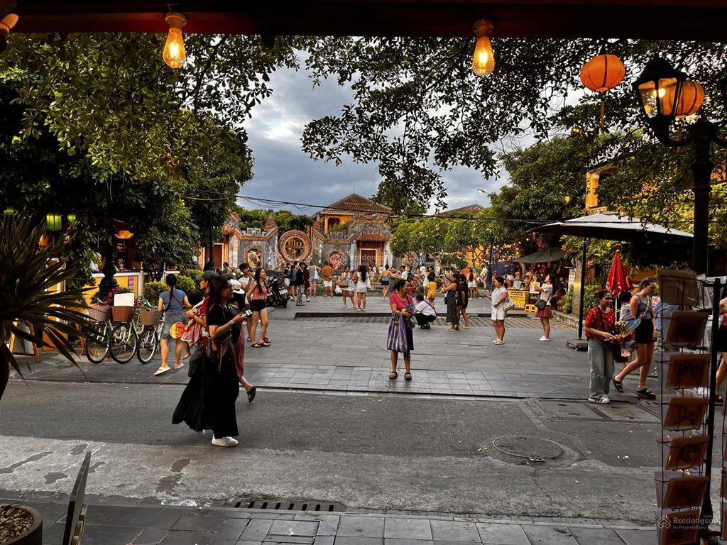 Cho thuê nhà mặt phố trung tâm phố cổ hội an  đối diện chùa bà mụ kinh doanh đắc địa 200m2 mt 7,8m