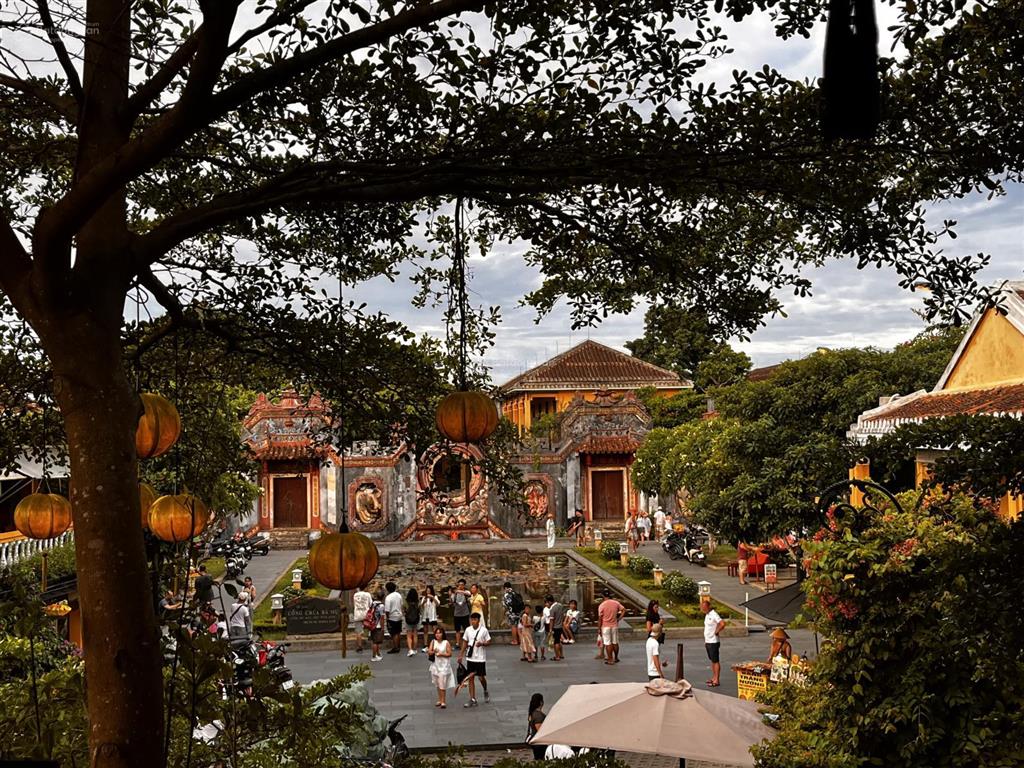 Cho thuê nhà mặt phố trung tâm phố cổ hội an  đối diện chùa bà mụ kinh doanh đắc địa 200m2 mt 7,8m