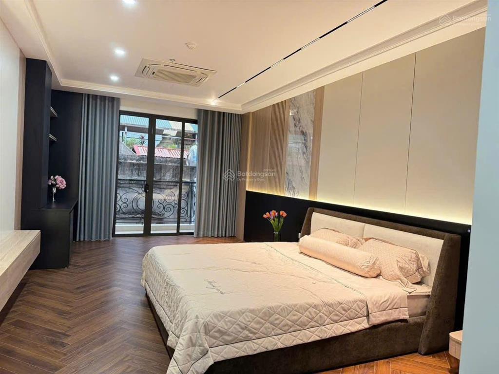 Bán nhà trần thái tông, cầu giấy 45m² x 6t x giá 15.9 tỷ. nhà mới thang máy, thông sàn, ô tô tránh
