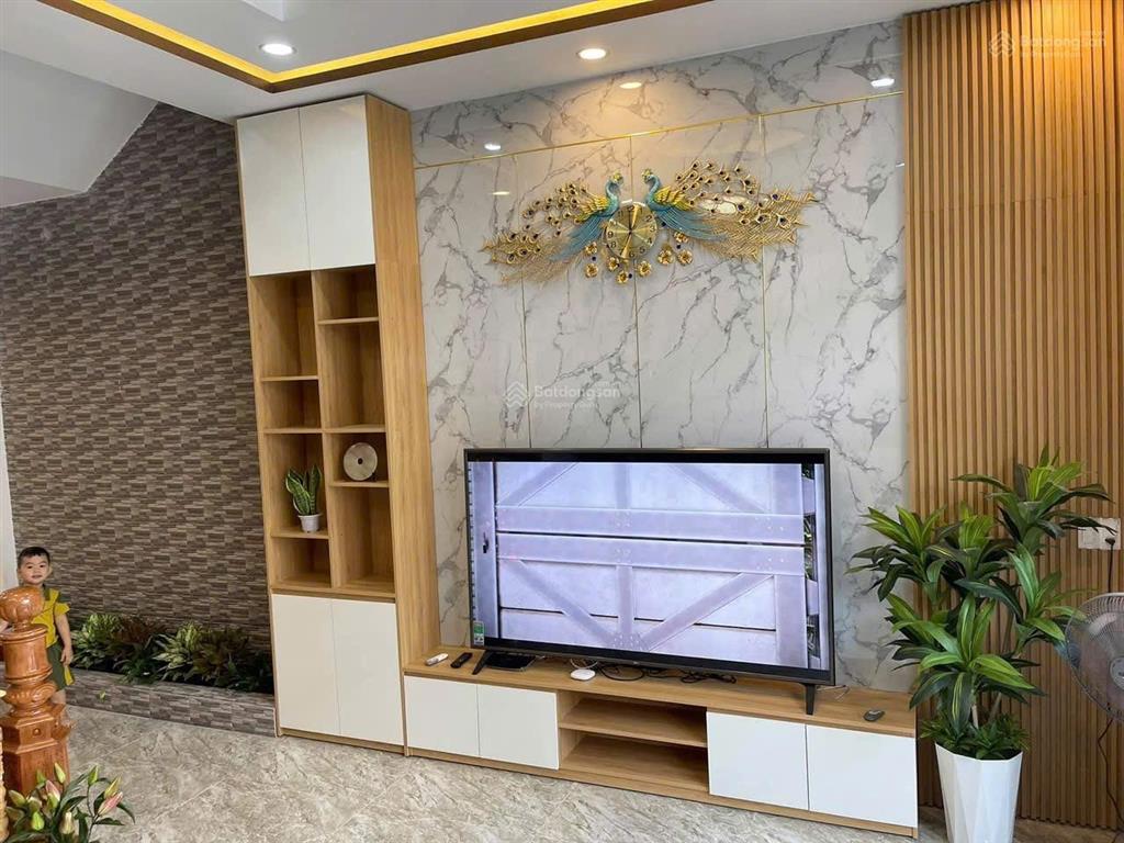 Nhà mặt tiền túy loan 5 nhà rất đẹp.nội thất còn rất mới.