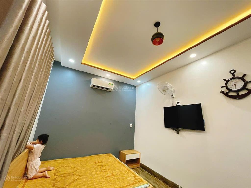 Nhà mặt tiền túy loan 5 nhà rất đẹp.nội thất còn rất mới.