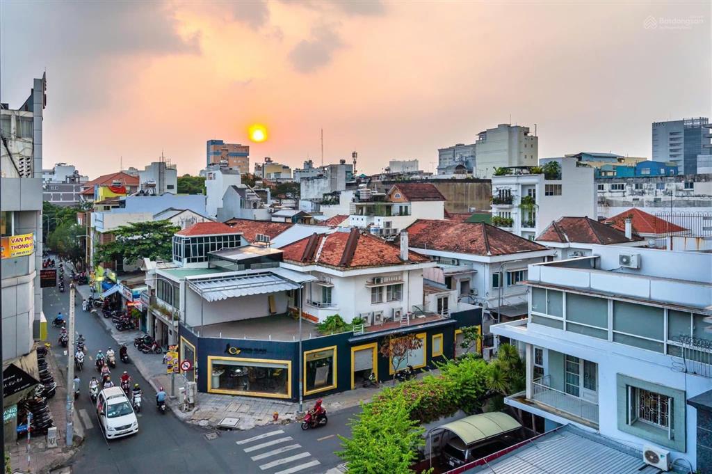 Cho thuê căn hộ ban công đẹp, mới thiết kế hiện đại ngay tại quận 10, full nội thất, mới 100%