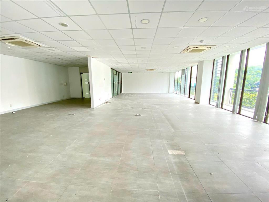 Cho thuê văn phòng hồng lĩnh 200m2 view kính ban công thoáng ngăn sẵn phòng sếp, phòng họp