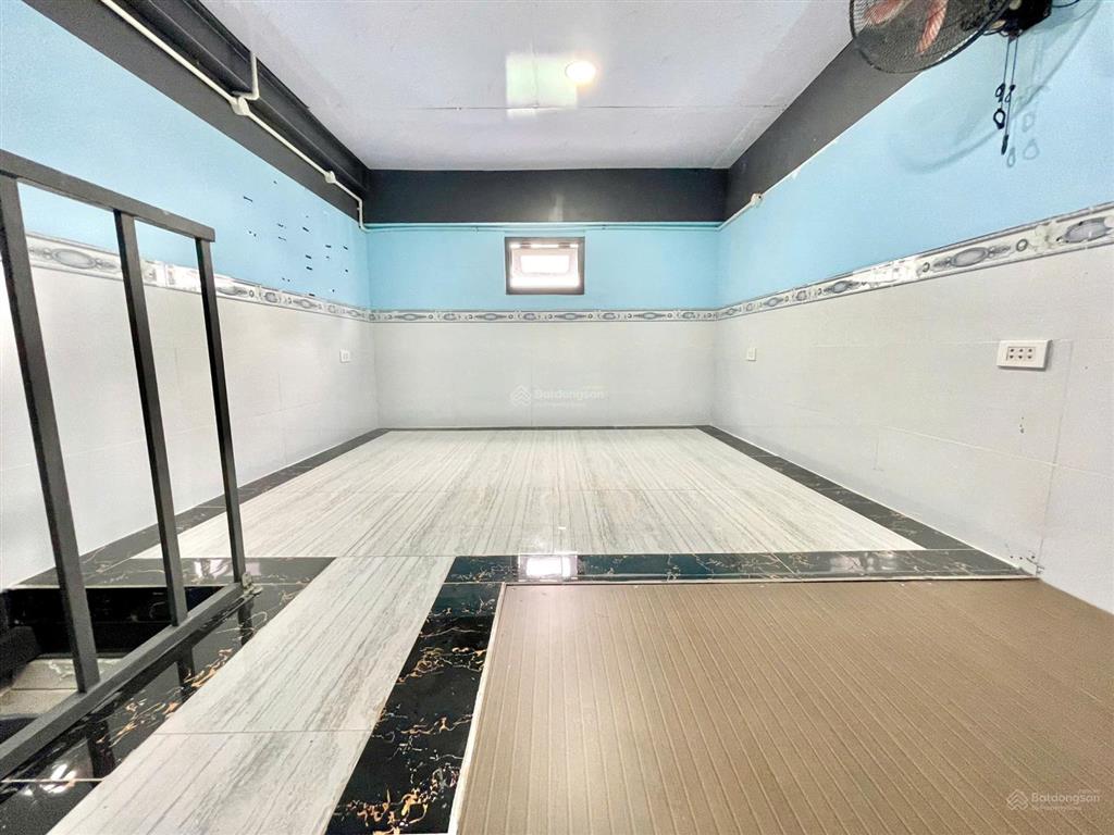 Cho thuê phòng trọ gác cao, chỉ tính điện nước. nhận xe điện, gần bên kcx. tiện đi học ufm, quận 4