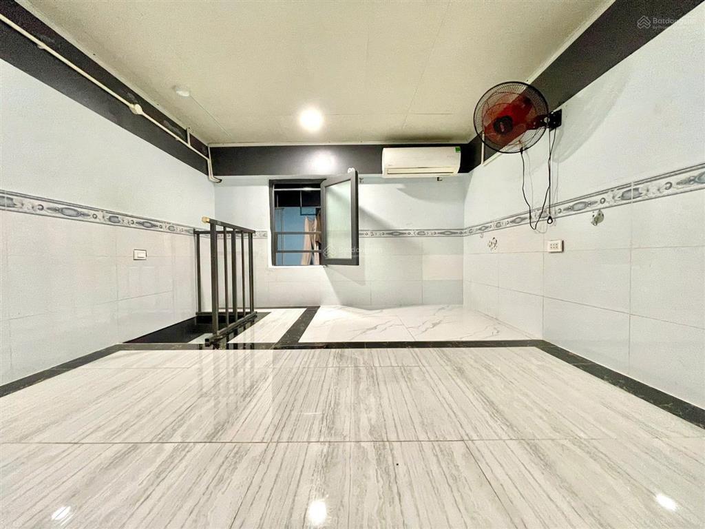 Cho thuê phòng trọ gác cao, chỉ tính điện nước. nhận xe điện, gần bên kcx. tiện đi học ufm, quận 4