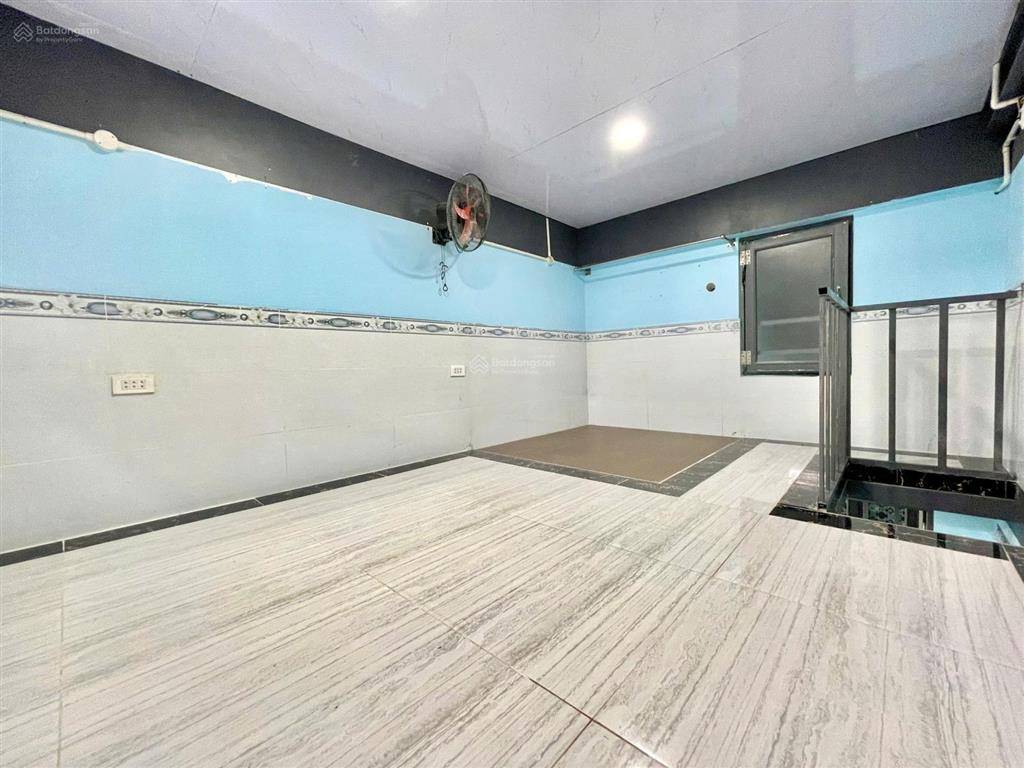 Cho thuê phòng trọ gác cao, chỉ tính điện nước. nhận xe điện, gần bên kcx. tiện đi học ufm, quận 4