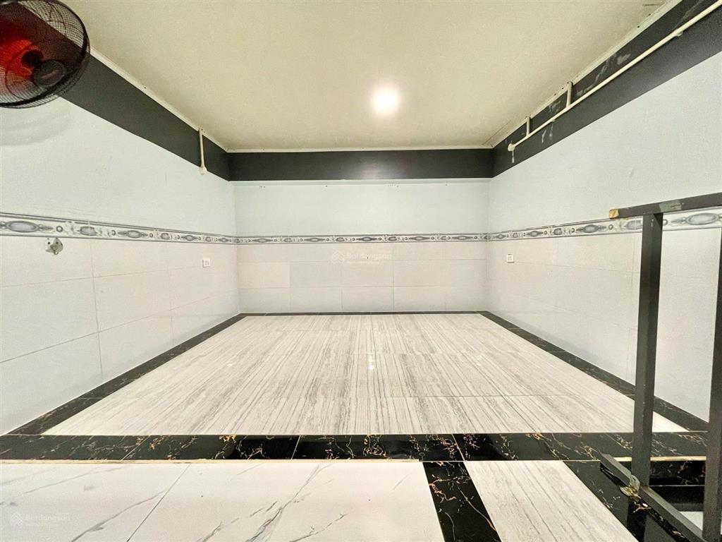 Cho thuê phòng trọ gác cao, chỉ tính điện nước. nhận xe điện, gần bên kcx. tiện đi học ufm, quận 4