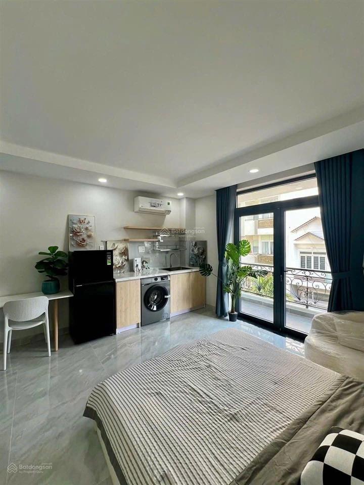 Cho thuê căn hộ ban công rộng 30m2 quận 10 đường sư vạn hạnh gần đh kinh tế ueh huflit vạn hạnh mal