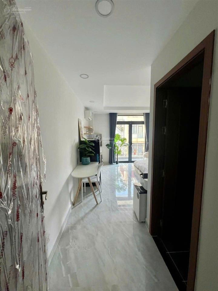 Cho thuê căn hộ ban công rộng 30m2 quận 10 đường sư vạn hạnh gần đh kinh tế ueh huflit vạn hạnh mal