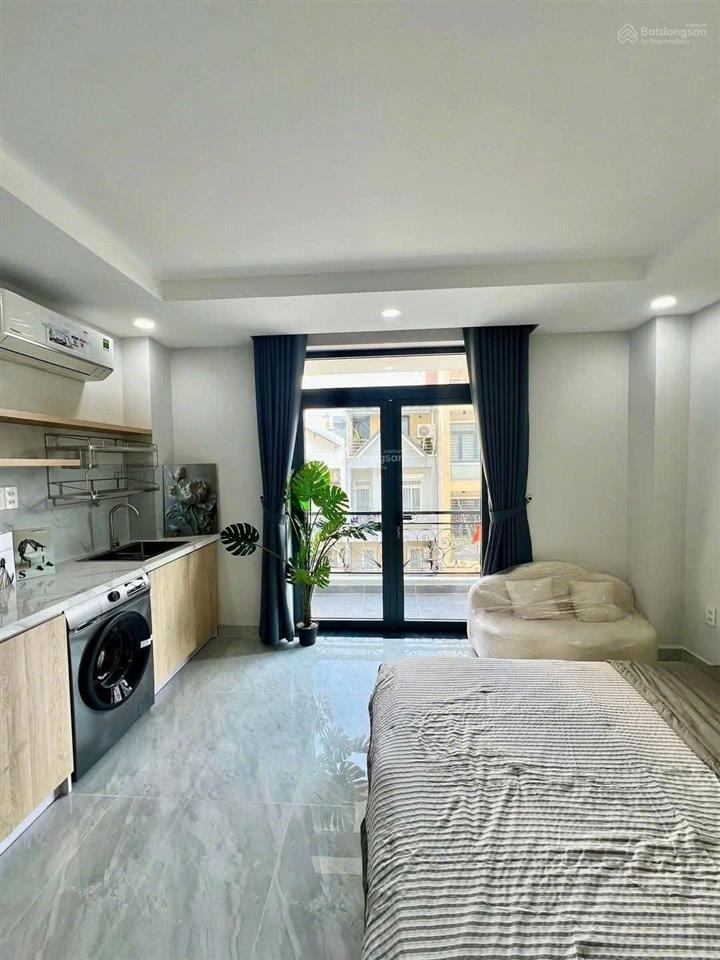 Cho thuê căn hộ ban công rộng 30m2 quận 10 đường sư vạn hạnh gần đh kinh tế ueh huflit vạn hạnh mal