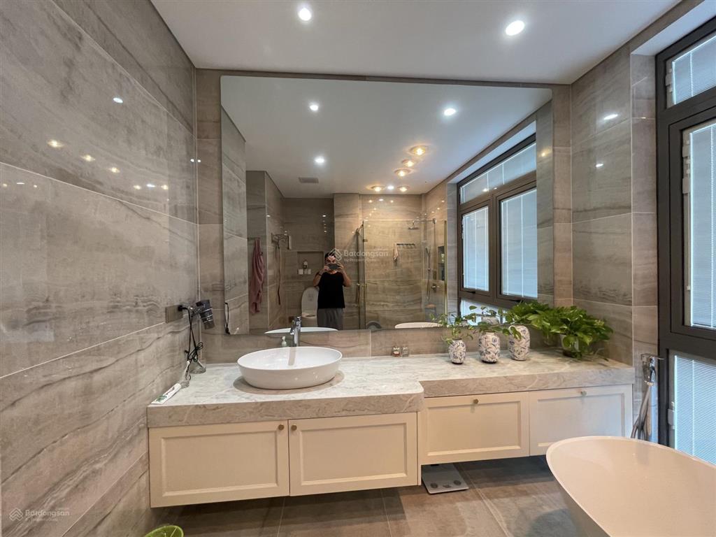 Cho thuê biệt thự đơn lập góc mặt hồ khu vip ngọc trai 400m2 thang máy full đồ luxury giá 90tr/th