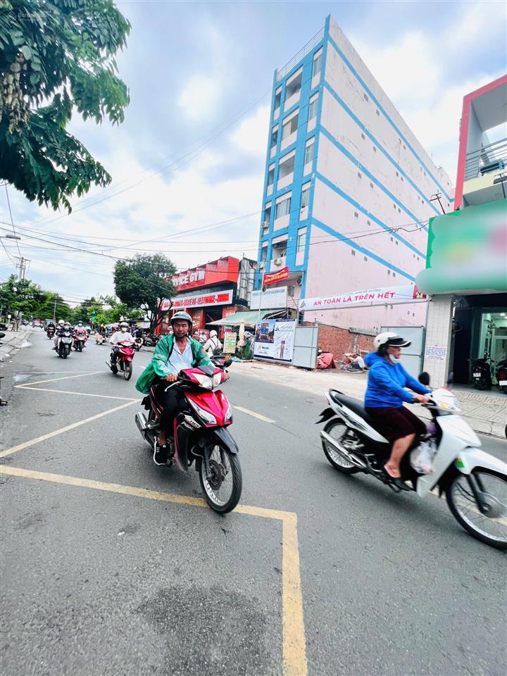 Giá tốt mặt tiền lớn tân quý ngay ngã tư (5mx21m) trệt + lầu đối diện aeon