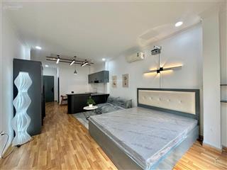 Studio ban công tách bếp xịn từ trong ra ngoài gần nhà thờ đức bà