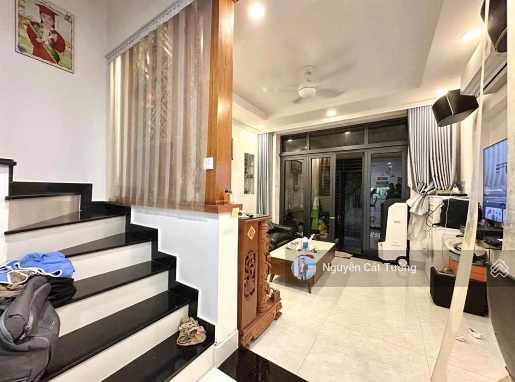 Nhà đẹp ngay học viện cán bộ. 4 tầng. dt khủng 60m2. chỉ nhỉnh 100tr/m2. ngay hẻm oto tránh. ở ngay