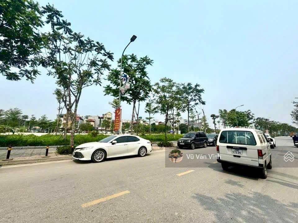 Bán nhà mặt phố phúc lợi, kinh doanh, 81m2, 3 tầng, mặt tiền 5.5m, giá 19 tỷ