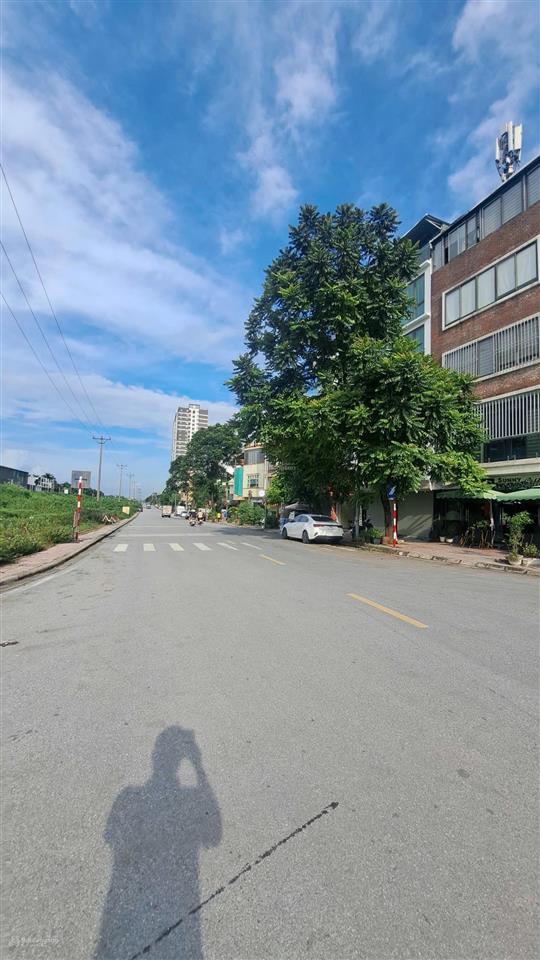 Bán lô đất 136m2 mt 4.9m 27,5 tỷ mặt phố đức giang vỉa hè oto tải chánh, tiện ích bạt ngàn