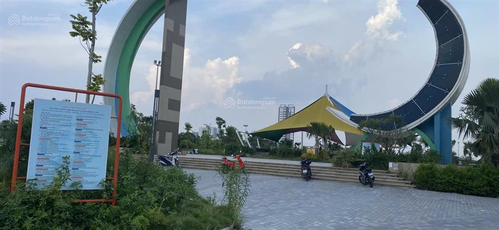 Bán đất 83.5m2 20,5 tỷ mặt tiền rộng lô góc 268 ngọc thuỵ đường trước mặt rộng oto tránh