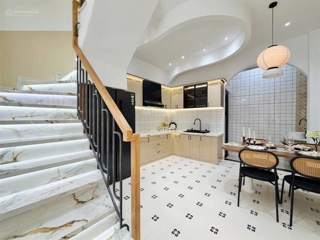 2tỷ390 chốt nhà quận 5  đường hùng vương / dt 52m2 | hẻm 6m | nhà 3 tầng full nội thất như hình