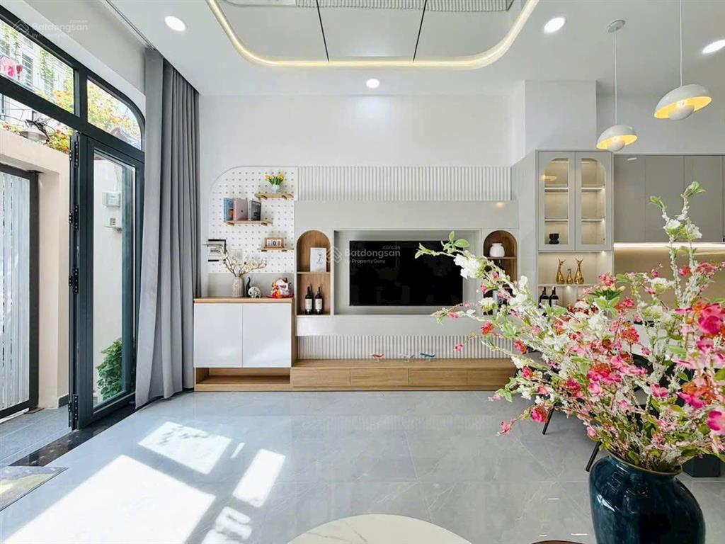 Nhà đường võ văn ngân. gần vincom thủ đức. dt 114m2. sổ hồng riêng.  0903 632 ***