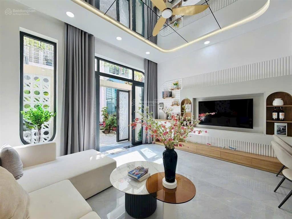 Nhà đường võ văn ngân. gần vincom thủ đức. dt 114m2. sổ hồng riêng.  0903 632 ***