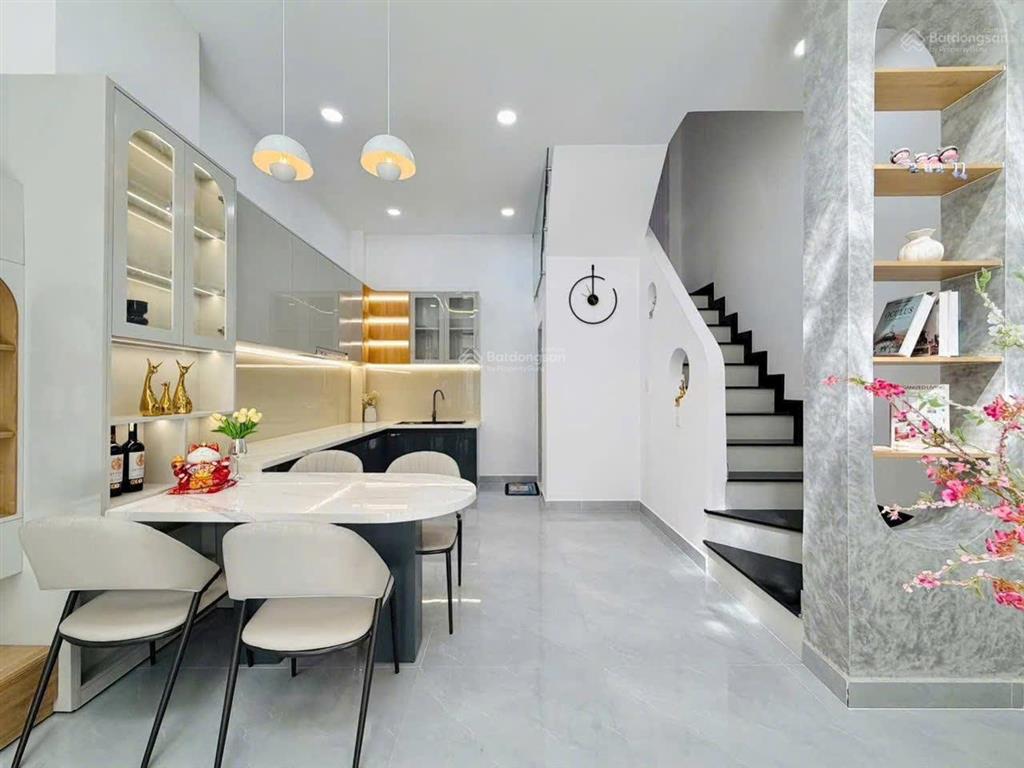 Nhà đường võ văn ngân. gần vincom thủ đức. dt 114m2. sổ hồng riêng.  0903 632 ***