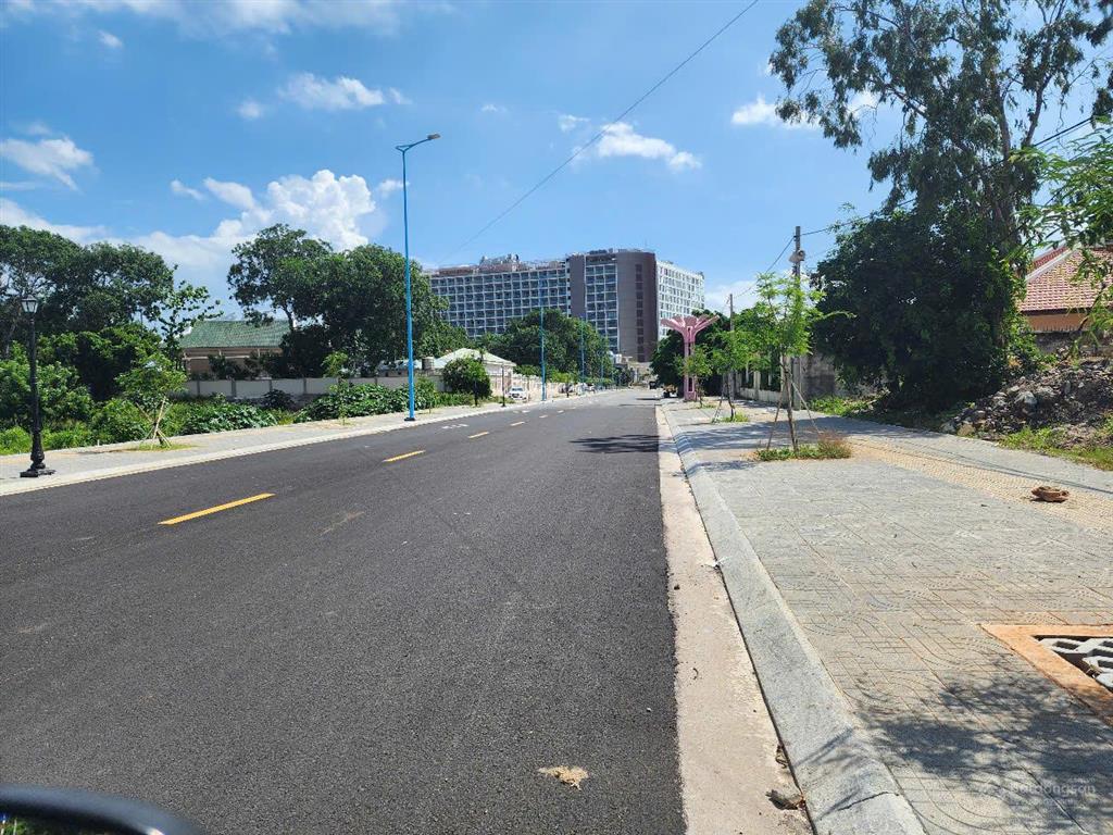 Đất mặt đường nhựa cách biển long hải 500m, giá 2,7 tỷ