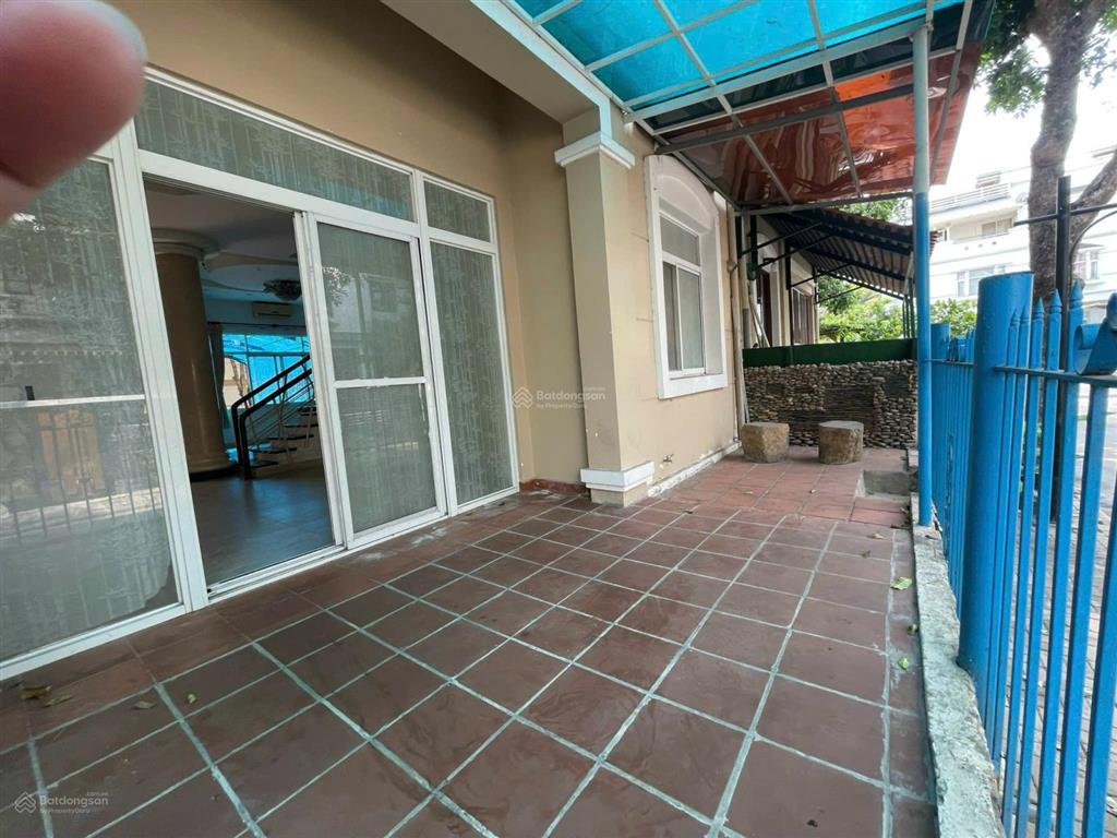 Cho thuê biệt thự phú mỹ hưng, cạnh công viên nam viên 2ha, 7x18m, sân vườn, 4pn, 4wc, sân thượng