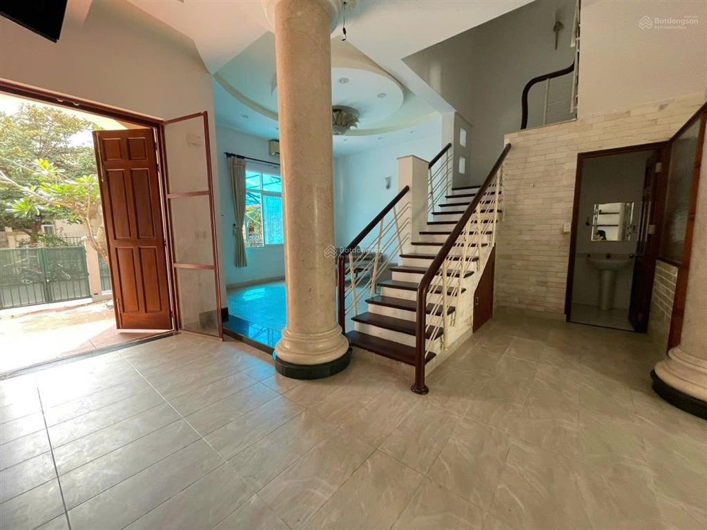 Cho thuê biệt thự phú mỹ hưng, cạnh công viên nam viên 2ha, 7x18m, sân vườn, 4pn, 4wc, sân thượng