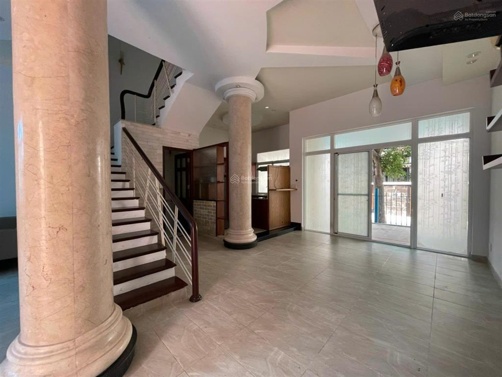 Cho thuê biệt thự phú mỹ hưng, cạnh công viên nam viên 2ha, 7x18m, sân vườn, 4pn, 4wc, sân thượng