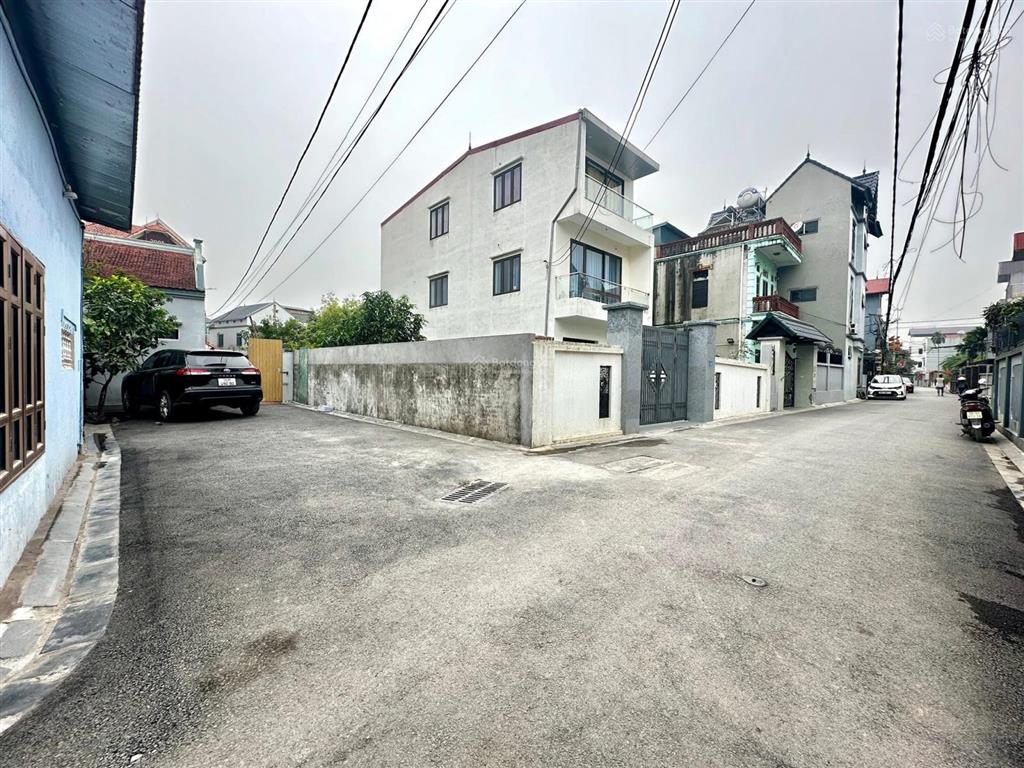 Bán nhà căn góc 3 tầng dân xây chắc chắn gần cầu nhật tân, nằm trong thành phố thông minh