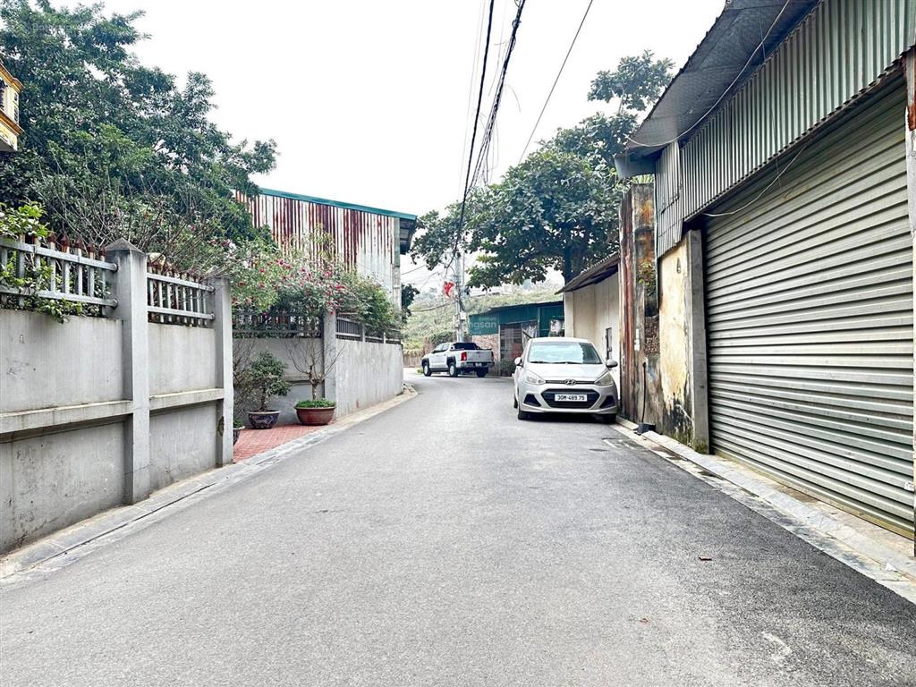 Bán nhà căn góc 3 tầng dân xây chắc chắn gần cầu nhật tân, nằm trong thành phố thông minh