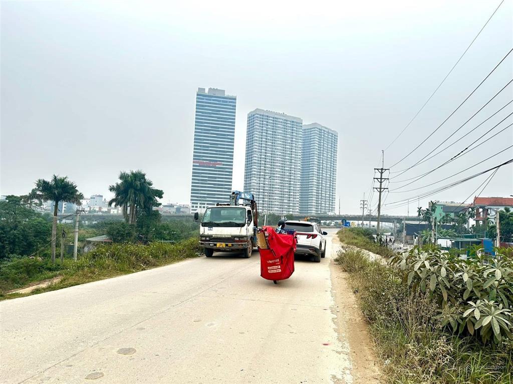 Bán nhà căn góc 3 tầng dân xây chắc chắn gần cầu nhật tân, nằm trong thành phố thông minh