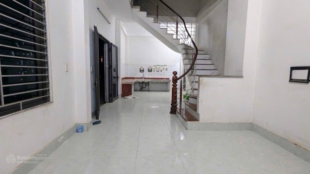 Bán nhà căn góc 3 tầng dân xây chắc chắn gần cầu nhật tân, nằm trong thành phố thông minh