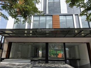 Bán gấp văn phòng 5 tầng mt đường đồng văn cống q. 2 dt 12x20m giá 65 tỷ tl  hđt 200tr/tháng