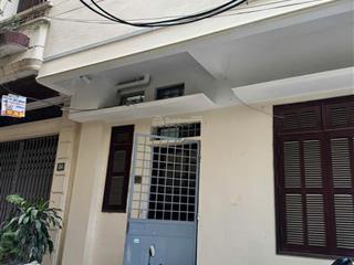 Chính chủ cho thuê tầng 2 nhà riêng ngõ 105 láng hạ, 6 triệu, 50m2 làm văn phòng, bán hàng online