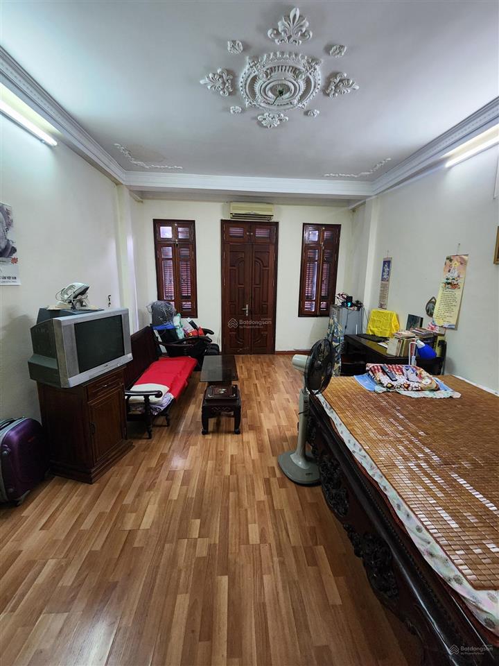 Chuyển nhượng nhà tại q. đống đa . có vỉa hè . dt50m2 . mt4.3m . xây 5 tầng . giá chào 23 tỷ